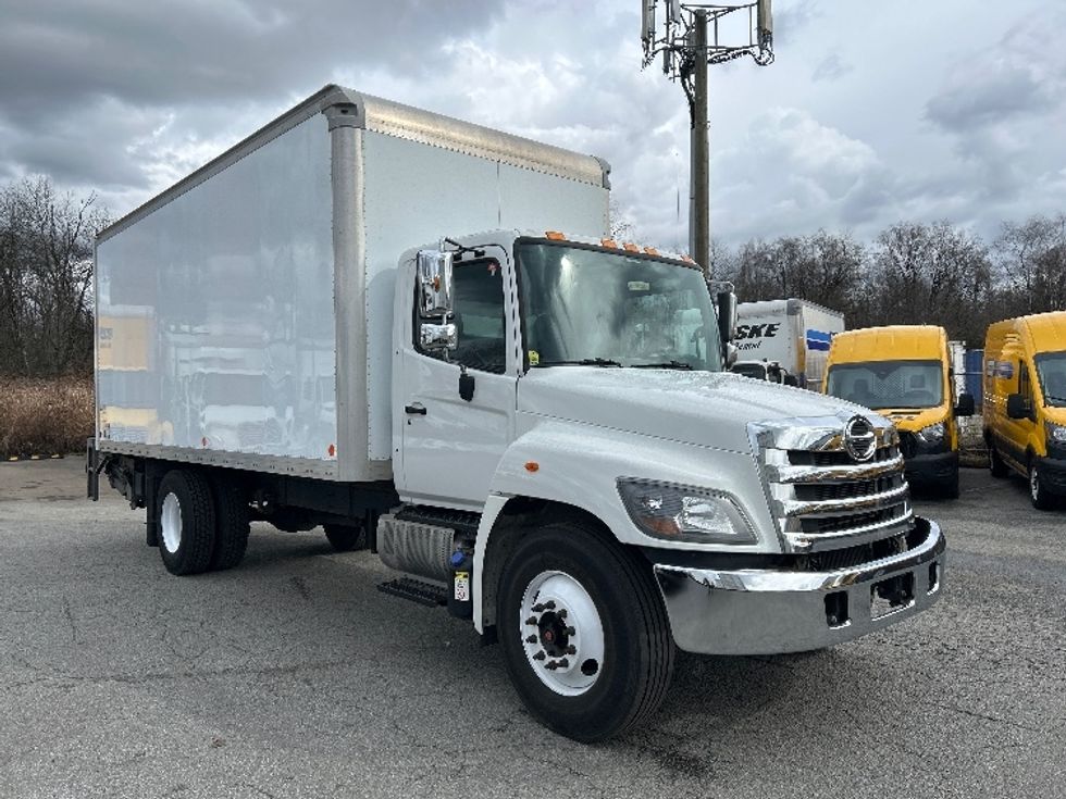 Medium Duty Box Truck-Light and Medium Duty Trucks-Hino-2019-268-Delta-BC-124,136\n\t\tkm-$ 69,000 - Image 1