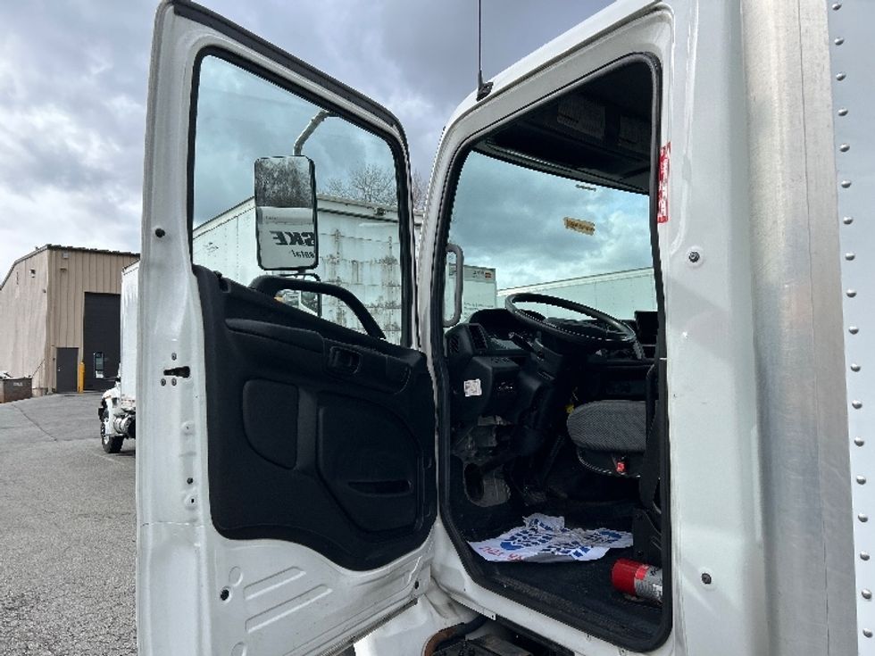 Medium Duty Box Truck-Light and Medium Duty Trucks-Hino-2019-268-Delta-BC-124,136\n\t\tkm-$ 69,000 - Image 16