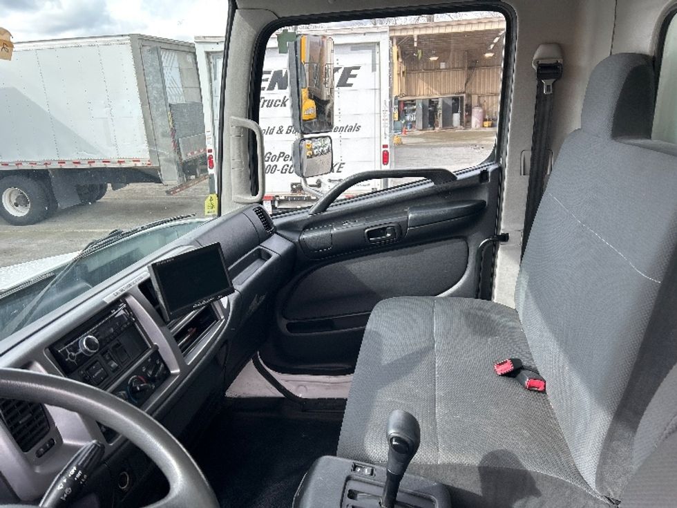 Medium Duty Box Truck-Light and Medium Duty Trucks-Hino-2019-268-Delta-BC-124,136\n\t\tkm-$ 69,000 - Image 19