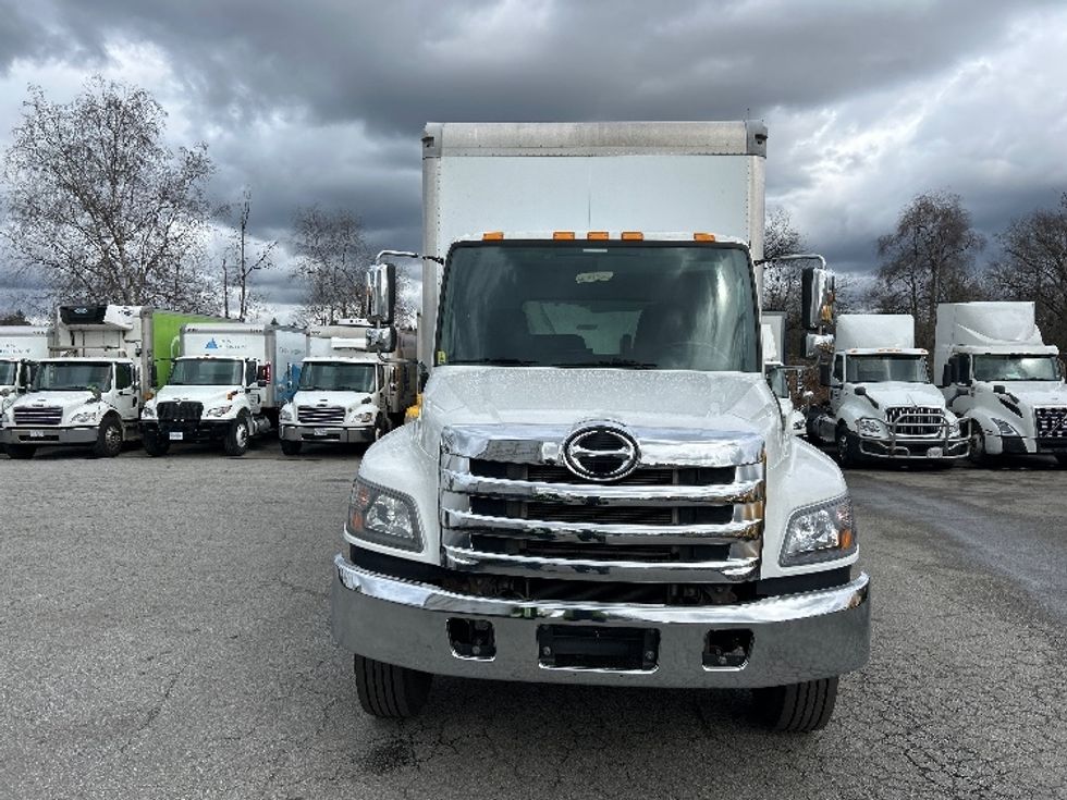Medium Duty Box Truck-Light and Medium Duty Trucks-Hino-2019-268-Delta-BC-124,136\n\t\tkm-$ 69,000 - Image 2