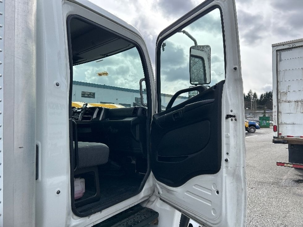 Medium Duty Box Truck-Light and Medium Duty Trucks-Hino-2019-268-Delta-BC-124,136\n\t\tkm-$ 69,000 - Image 20