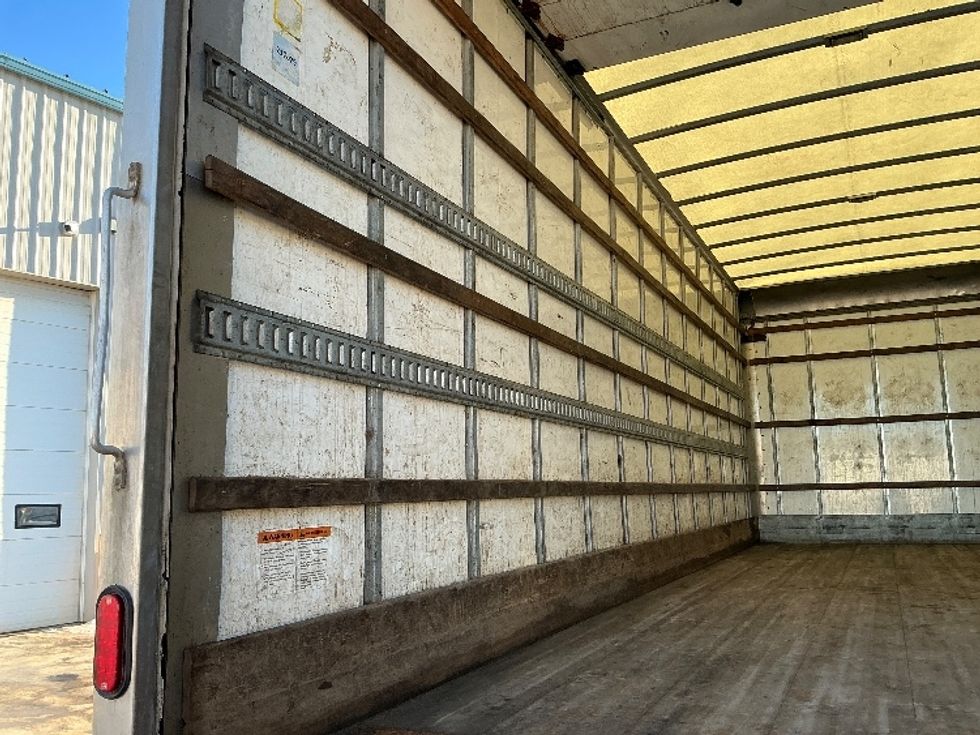 Medium Duty Box Truck-Light and Medium Duty Trucks-Hino-2019-268-Edmonton-AB-295,569\n\t\tkm-$ 66,750 - Image 11