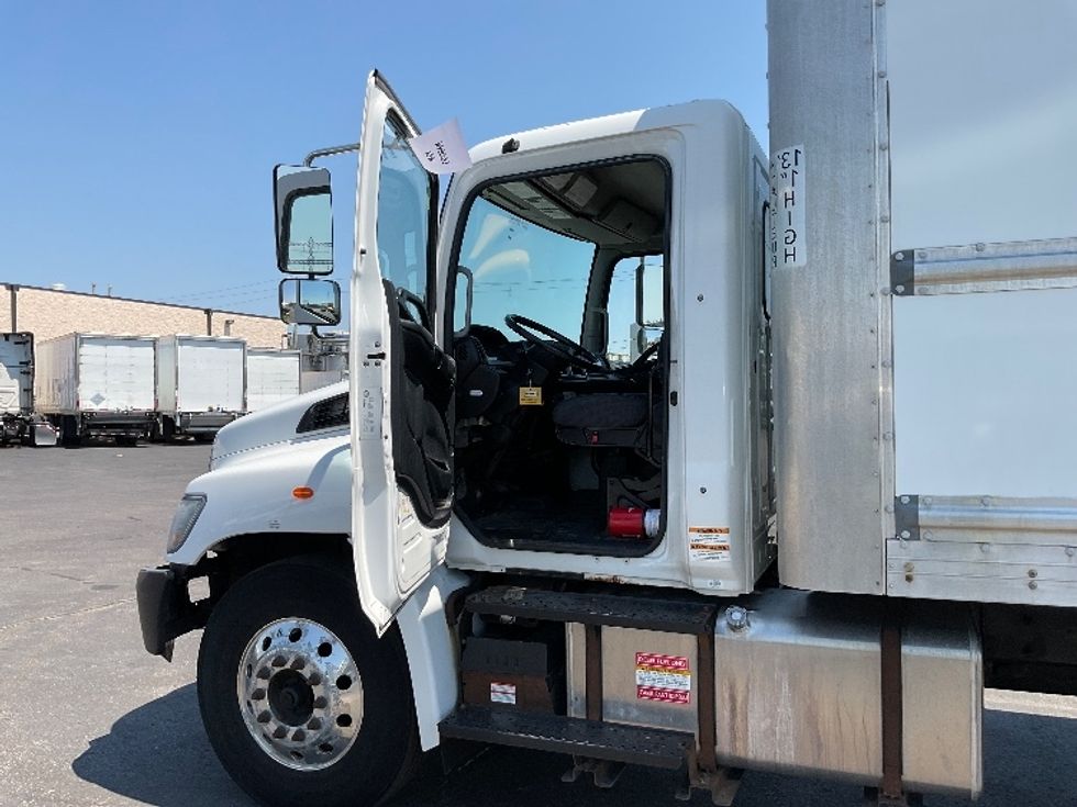 Medium Duty Box Truck-Light and Medium Duty Trucks-Hino-2019-268-Etobicoke-ON-267,913\n\t\tkm-$ 66,500 - Image 16