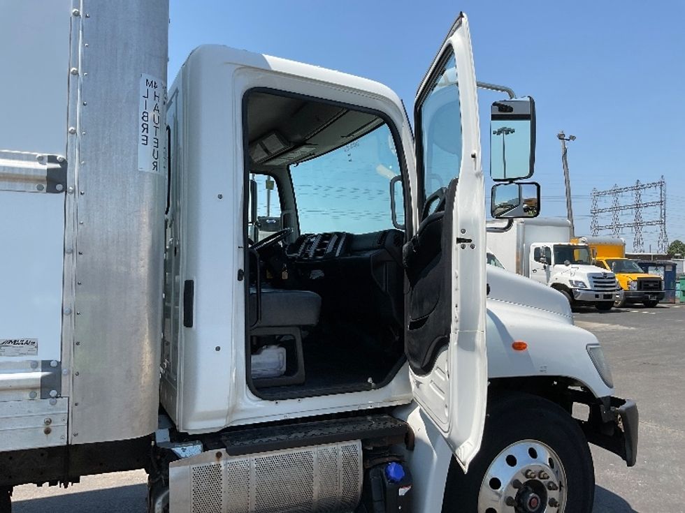 Medium Duty Box Truck-Light and Medium Duty Trucks-Hino-2019-268-Etobicoke-ON-267,913\n\t\tkm-$ 66,500 - Image 20