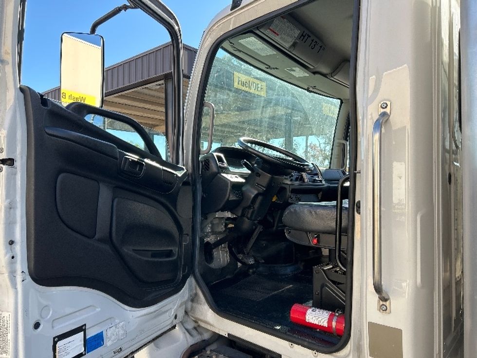 Medium Duty Box Truck-Light and Medium Duty Trucks-Hino-2019-268-Fontana-CA-100,663\n\t\tmiles-$ 61,500 - Image 16