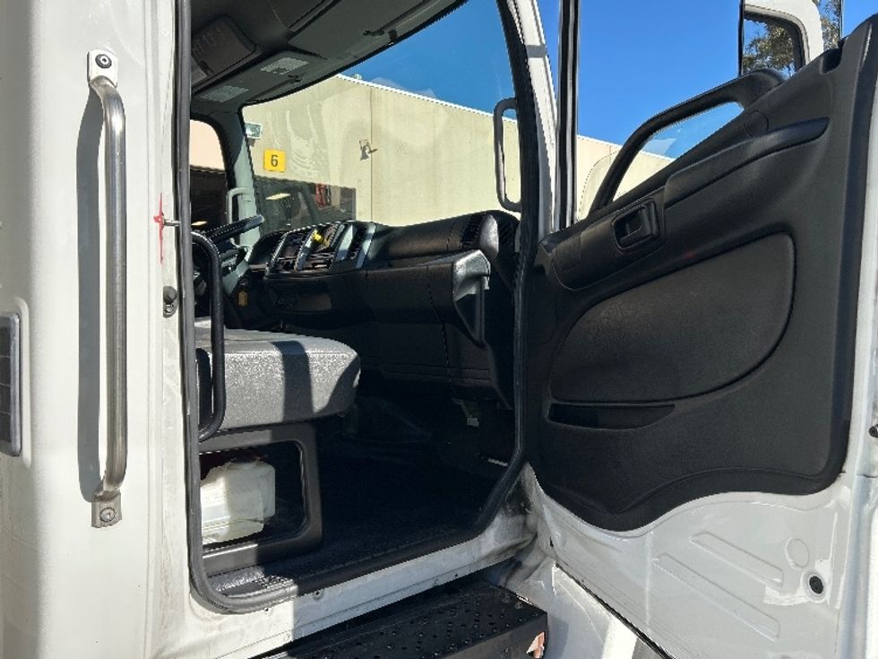 Medium Duty Box Truck-Light and Medium Duty Trucks-Hino-2019-268-Fontana-CA-100,663\n\t\tmiles-$ 61,500 - Image 20