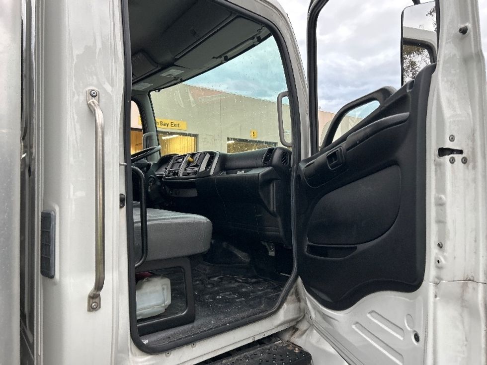 Medium Duty Box Truck-Light and Medium Duty Trucks-Hino-2019-268-Fontana-CA-101,336\n\t\tmiles-$ 61,000 - Image 19