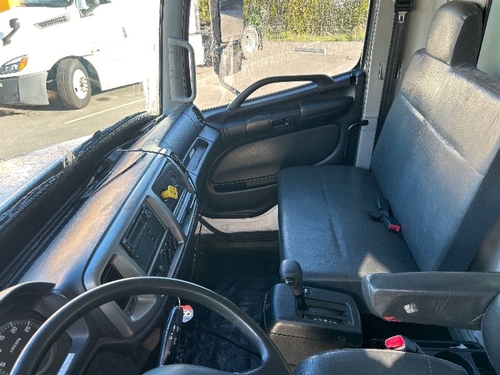 Medium Duty Box Truck-Light and Medium Duty Trucks-Hino-2019-268-Fontana-CA-153,993\n\t\tmiles-$ 55,500 - Image 19