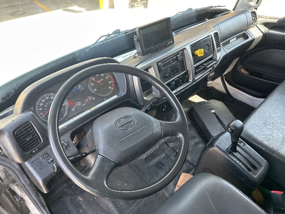 Medium Duty Box Truck-Light and Medium Duty Trucks-Hino-2019-268-Fontana-CA-210,985\n\t\tmiles-$ 46,000 - Image 18