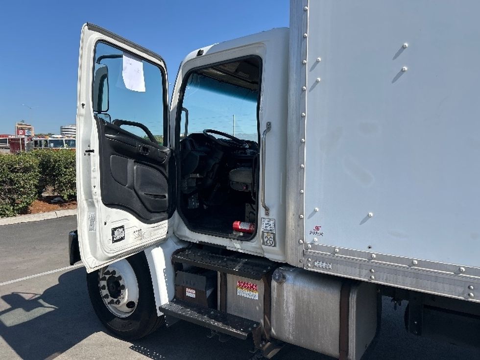 Medium Duty Box Truck-Light and Medium Duty Trucks-Hino-2019-268-Fontana-CA-238,355\n\t\tmiles-$ 36,000 - Image 16