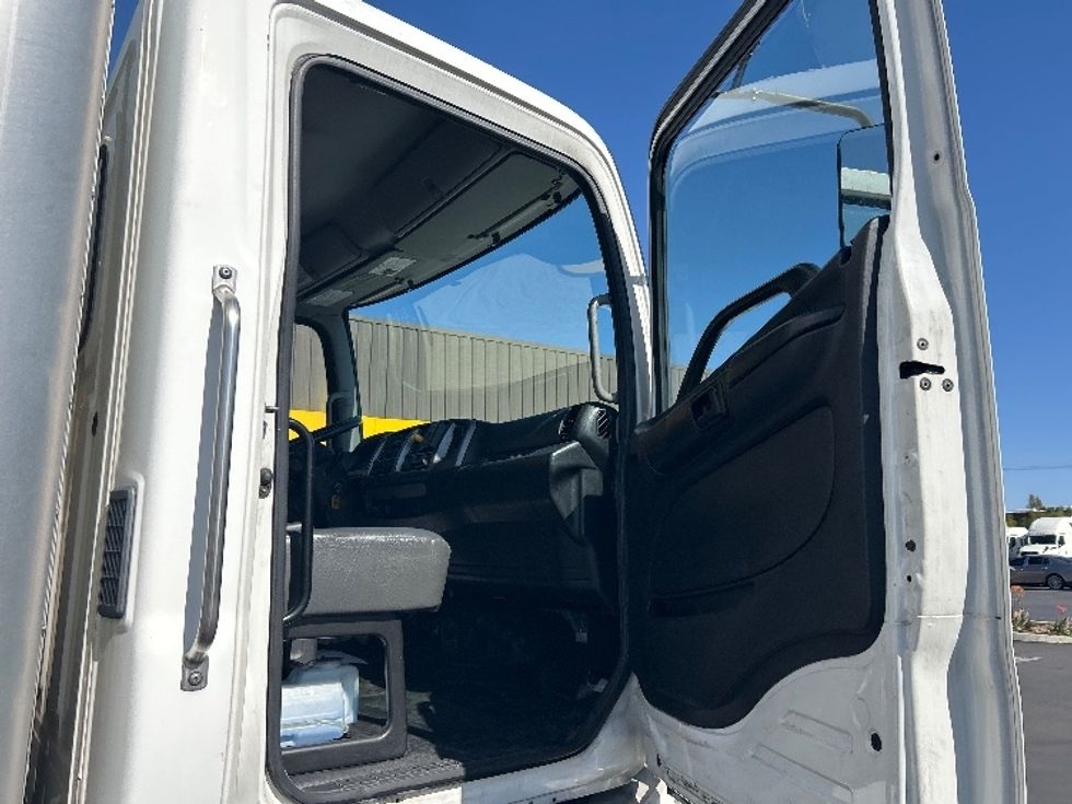 Medium Duty Box Truck-Light and Medium Duty Trucks-Hino-2019-268-Fontana-CA-238,463\n\t\tmiles-$ 41,250 - Image 19