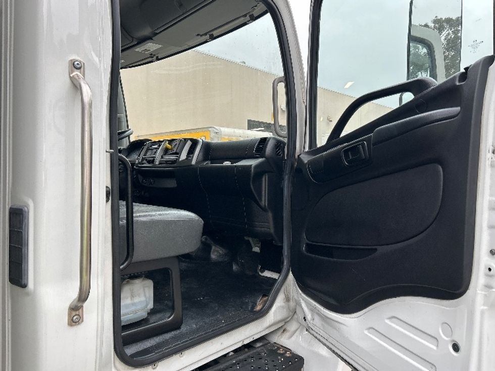 Medium Duty Box Truck-Light and Medium Duty Trucks-Hino-2019-268-Fontana-CA-93,566\n\t\tmiles-$ 62,250 - Image 20