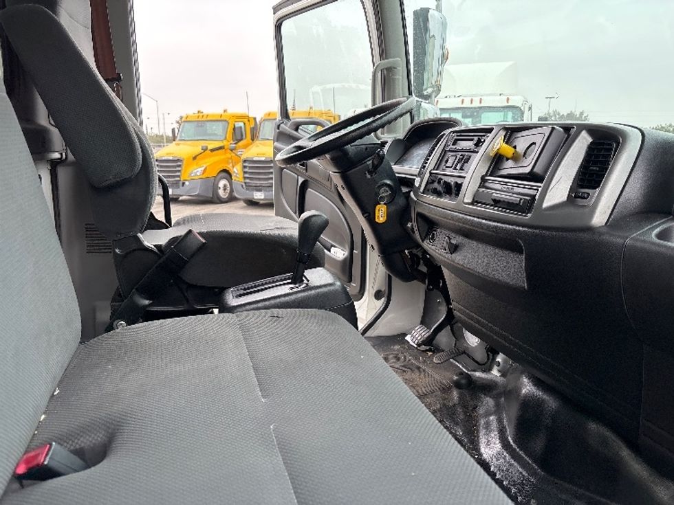 Medium Duty Box Truck-Light and Medium Duty Trucks-Hino-2019-268-Fresno-CA-105,200\n\t\tmiles-$ 61,750 - Image 22