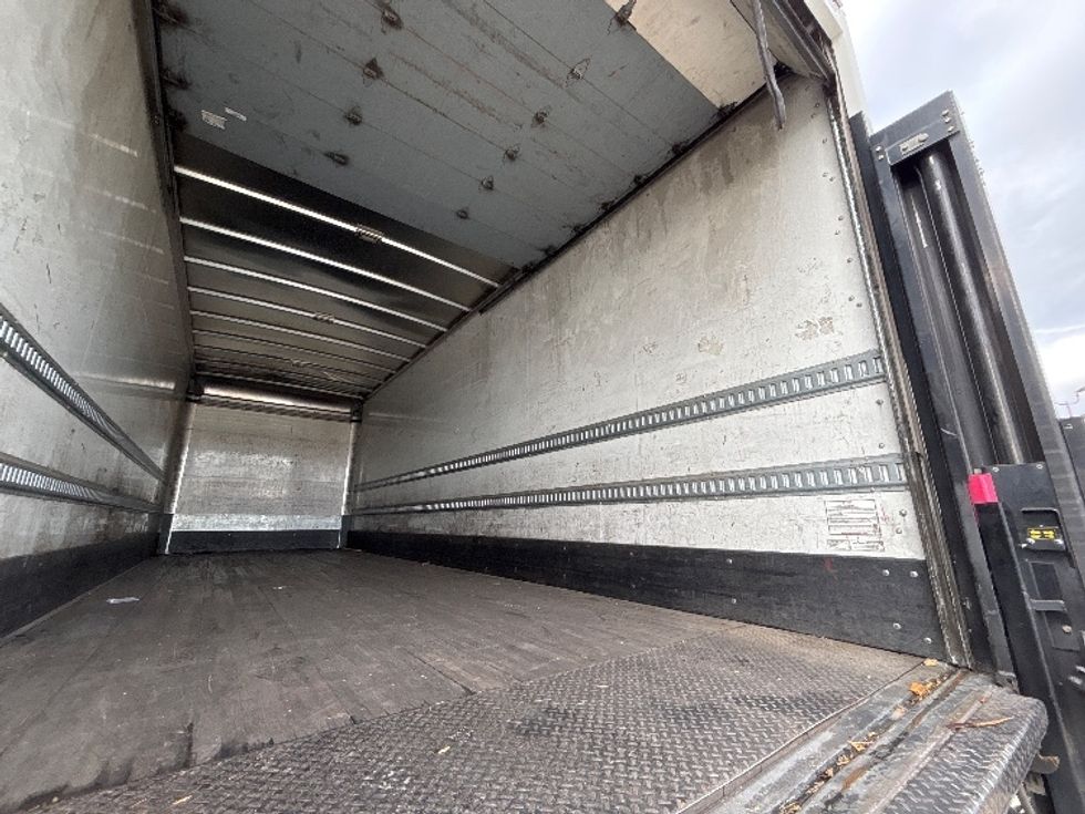 Medium Duty Box Truck-Light and Medium Duty Trucks-Hino-2019-268-Fresno-CA-136,678\n\t\tmiles-$ 57,750 - Image 12