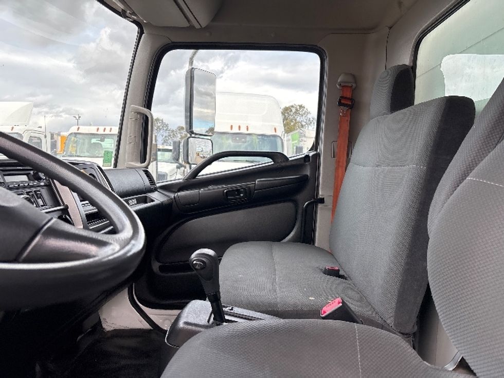 Medium Duty Box Truck-Light and Medium Duty Trucks-Hino-2019-268-Fresno-CA-136,678\n\t\tmiles-$ 57,750 - Image 19