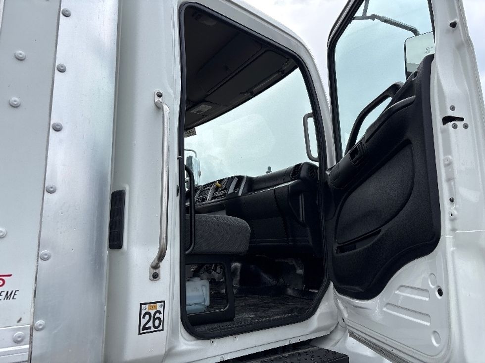 Medium Duty Box Truck-Light and Medium Duty Trucks-Hino-2019-268-Fresno-CA-136,678\n\t\tmiles-$ 57,750 - Image 20