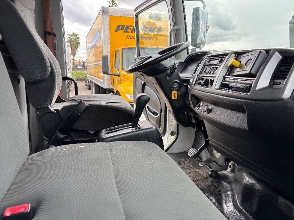 Medium Duty Box Truck-Light and Medium Duty Trucks-Hino-2019-268-Fresno-CA-136,678\n\t\tmiles-$ 57,750 - Image 22