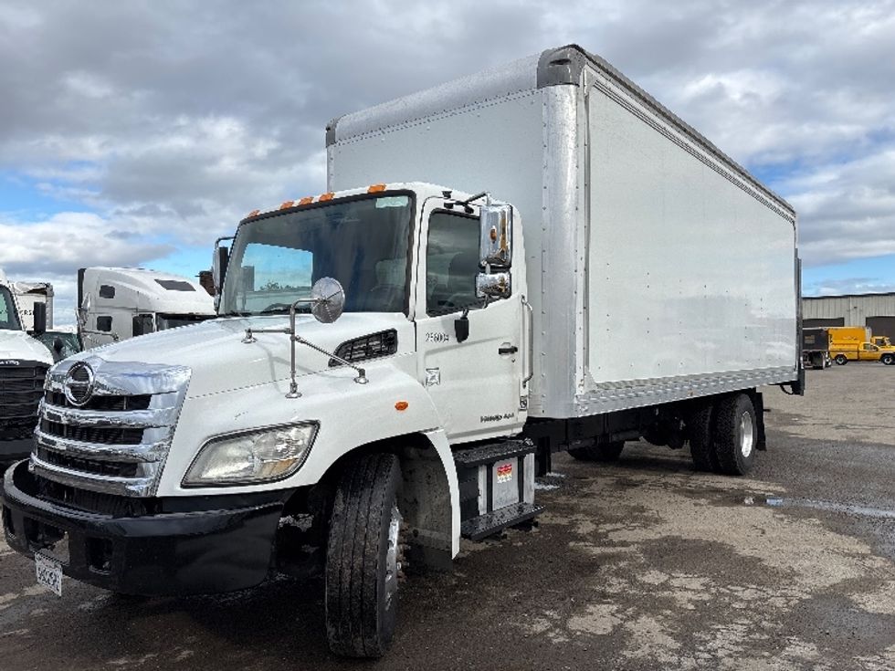 Medium Duty Box Truck-Light and Medium Duty Trucks-Hino-2019-268-Fresno-CA-136,678\n\t\tmiles-$ 57,750 - Image 3