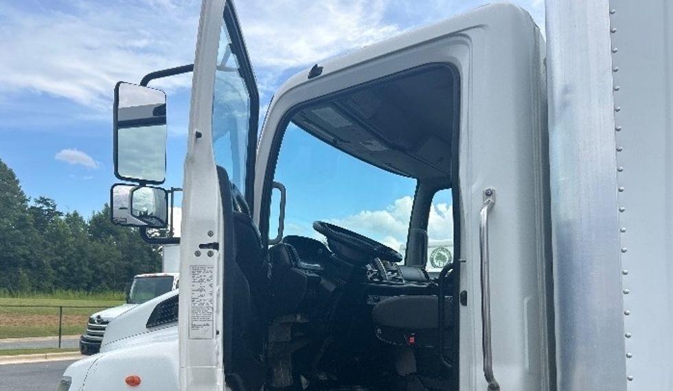 Medium Duty Box Truck-Light and Medium Duty Trucks-Hino-2019-268-Greensboro-NC-133,447\n\t\tmiles-$ 58,500 - Image 16