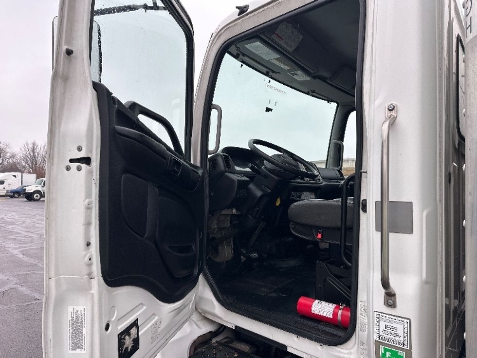 Medium Duty Box Truck-Light and Medium Duty Trucks-Hino-2019-268-Indianapolis-IN-237,734\n\t\tmiles-$ 40,750 - Image 16
