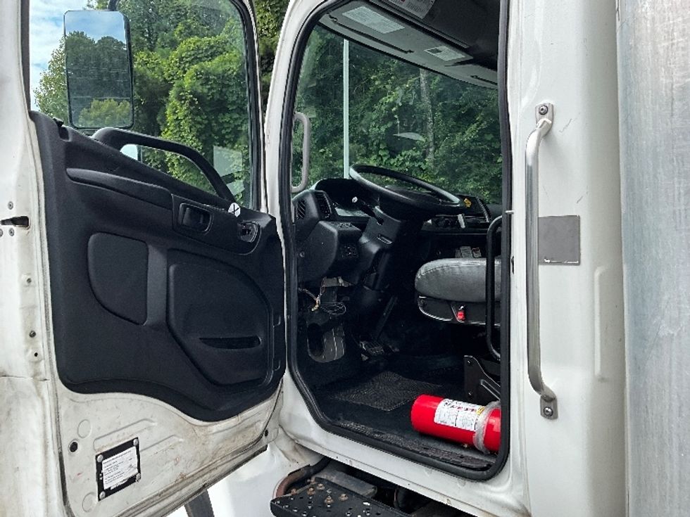 Medium Duty Box Truck-Light and Medium Duty Trucks-Hino-2019-268-Kennesaw-GA-140,950\n\t\tmiles-$ 60,750 - Image 15