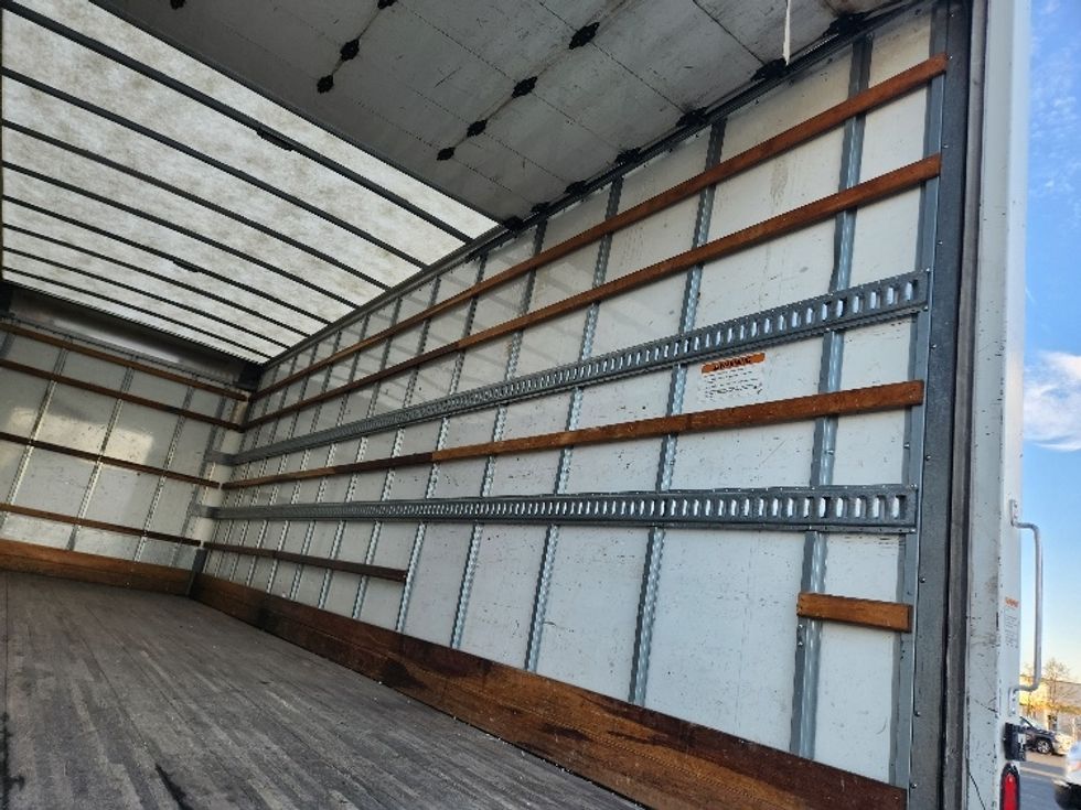 Medium Duty Box Truck-Light and Medium Duty Trucks-Hino-2019-268-Kent-WA-82,384\n\t\tmiles-$ 62,000 - Image 12