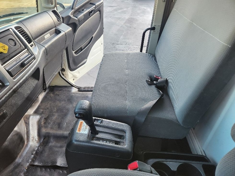 Medium Duty Box Truck-Light and Medium Duty Trucks-Hino-2019-268-Kent-WA-82,384\n\t\tmiles-$ 62,000 - Image 19
