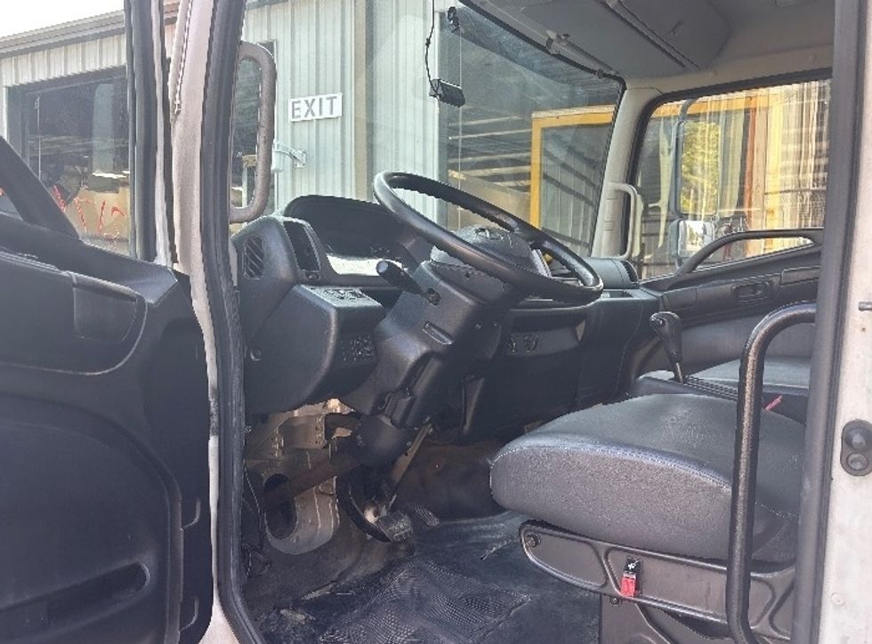 Medium Duty Box Truck-Light and Medium Duty Trucks-Hino-2019-268-Ladson-SC-198,250\n\t\tmiles-$ 45,500 - Image 16