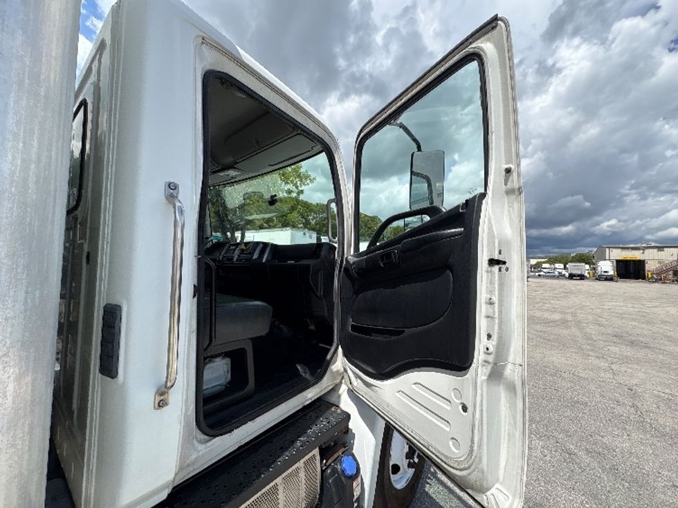 Medium Duty Box Truck-Light and Medium Duty Trucks-Hino-2019-268-Medley-FL-177,315\n\t\tmiles-$ 49,250 - Image 20
