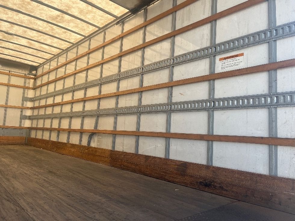 Medium Duty Box Truck-Light and Medium Duty Trucks-Hino-2019-268-Middlefield-OH-199,625\n\t\tmiles-$ 47,000 - Image 11