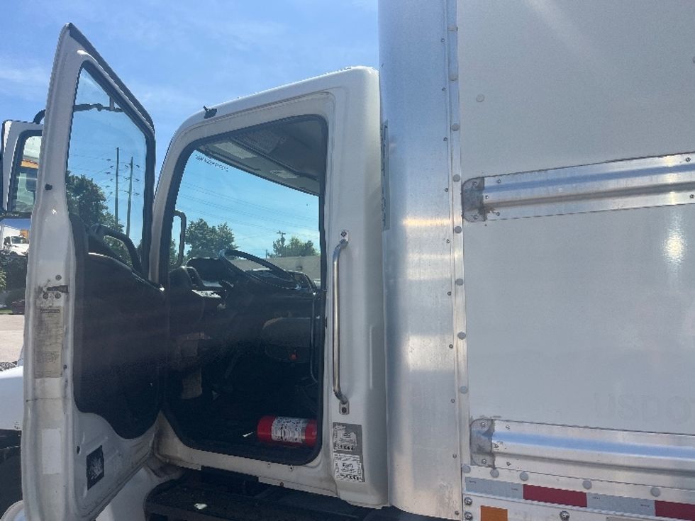Medium Duty Box Truck-Light and Medium Duty Trucks-Hino-2019-268-Middlefield-OH-199,625\n\t\tmiles-$ 47,000 - Image 15