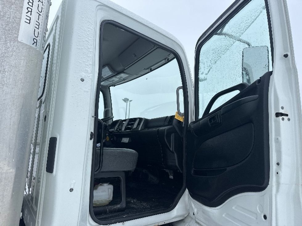 Medium Duty Box Truck-Light and Medium Duty Trucks-Hino-2019-268-Mississauga-ON-269,811\n\t\tkm-$ 69,750 - Image 18