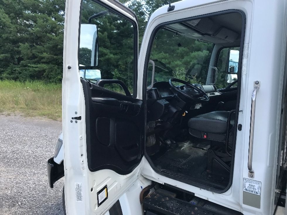 Medium Duty Box Truck-Light and Medium Duty Trucks-Hino-2019-268-Morristown-TN-302,697\n\t\tmiles-$ 31,500 - Image 16
