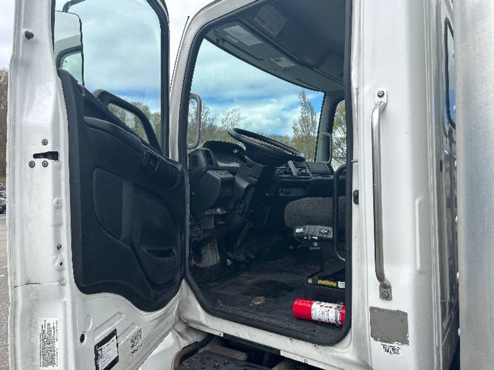 Medium Duty Box Truck-Light and Medium Duty Trucks-Hino-2019-268-Norton-MA-99,545\n\t\tmiles-$ 56,750 - Image 16
