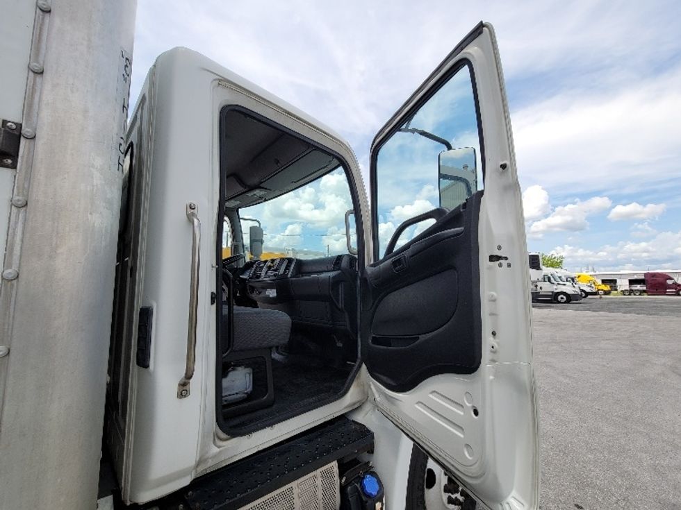 Medium Duty Box Truck-Light and Medium Duty Trucks-Hino-2019-268-Ocala-FL-195,313\n\t\tmiles-$ 50,250 - Image 20