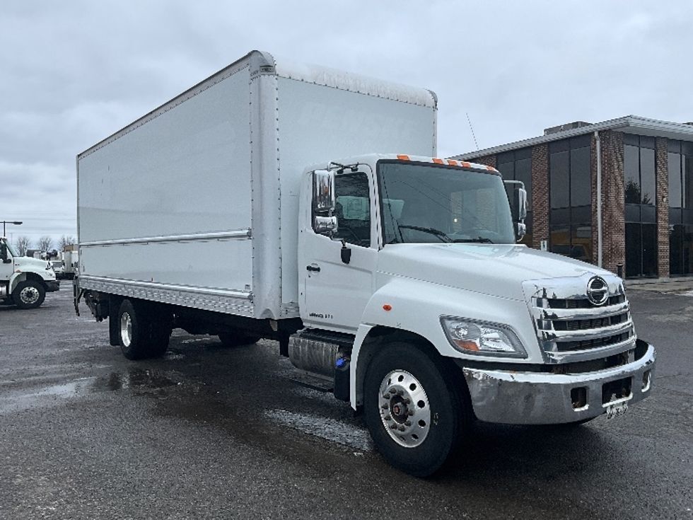 Medium Duty Box Truck-Light and Medium Duty Trucks-Hino-2019-268-Ottawa-ON-185,767\n\t\tkm-$ 76,750 - Image 1