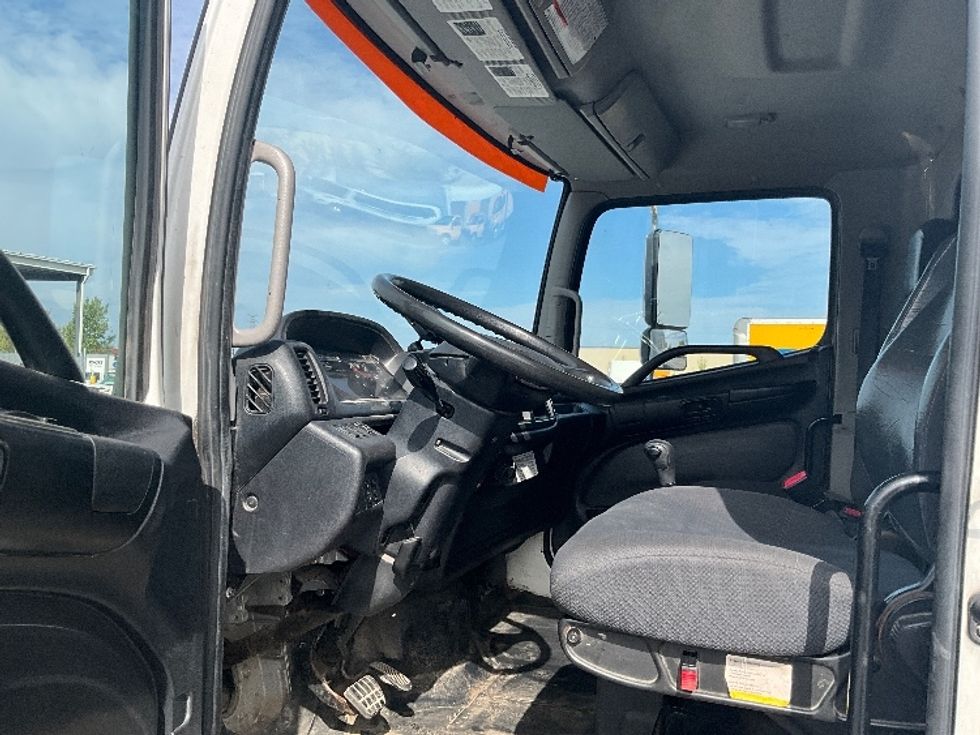 Medium Duty Box Truck-Light and Medium Duty Trucks-Hino-2019-268-Ottawa-ON-360,985\n\t\tkm-$ 58,250 - Image 15
