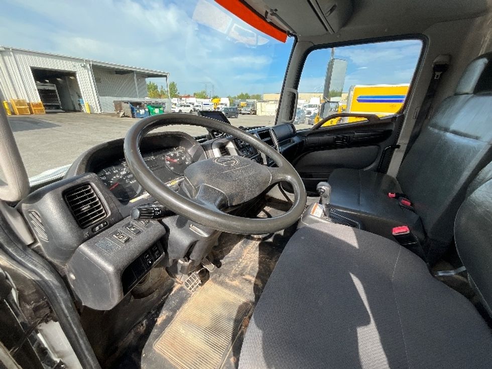 Medium Duty Box Truck-Light and Medium Duty Trucks-Hino-2019-268-Ottawa-ON-360,985\n\t\tkm-$ 58,250 - Image 16