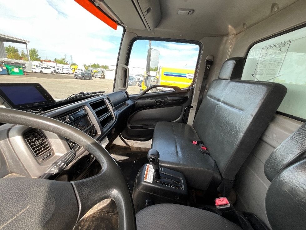 Medium Duty Box Truck-Light and Medium Duty Trucks-Hino-2019-268-Ottawa-ON-360,985\n\t\tkm-$ 58,250 - Image 18