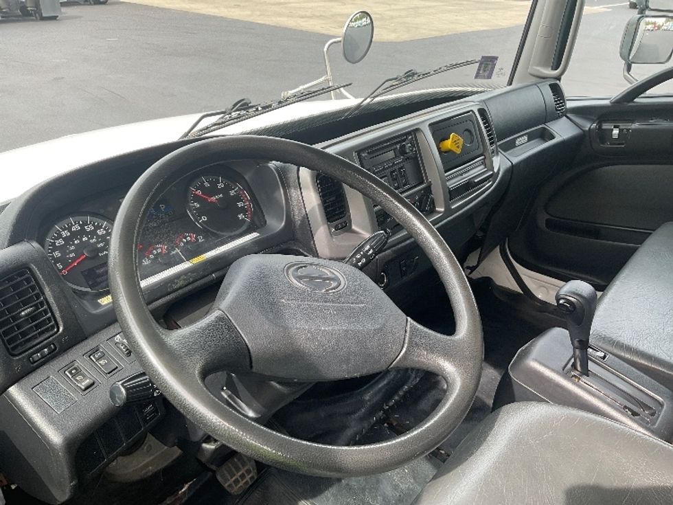 Medium Duty Box Truck-Light and Medium Duty Trucks-Hino-2019-268-Pennsauken-NJ-121,502\n\t\tmiles-$ 52,750 - Image 17