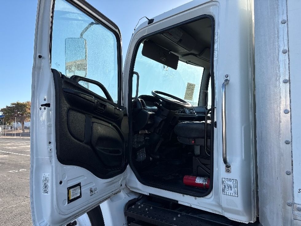 Medium Duty Box Truck-Light and Medium Duty Trucks-Hino-2019-268-Phoenix-AZ-301,146\n\t\tmiles-$ 29,000 - Image 16