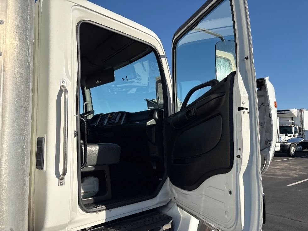 Medium Duty Box Truck-Light and Medium Duty Trucks-Hino-2019-268-Phoenix-AZ-301,146\n\t\tmiles-$ 29,000 - Image 20