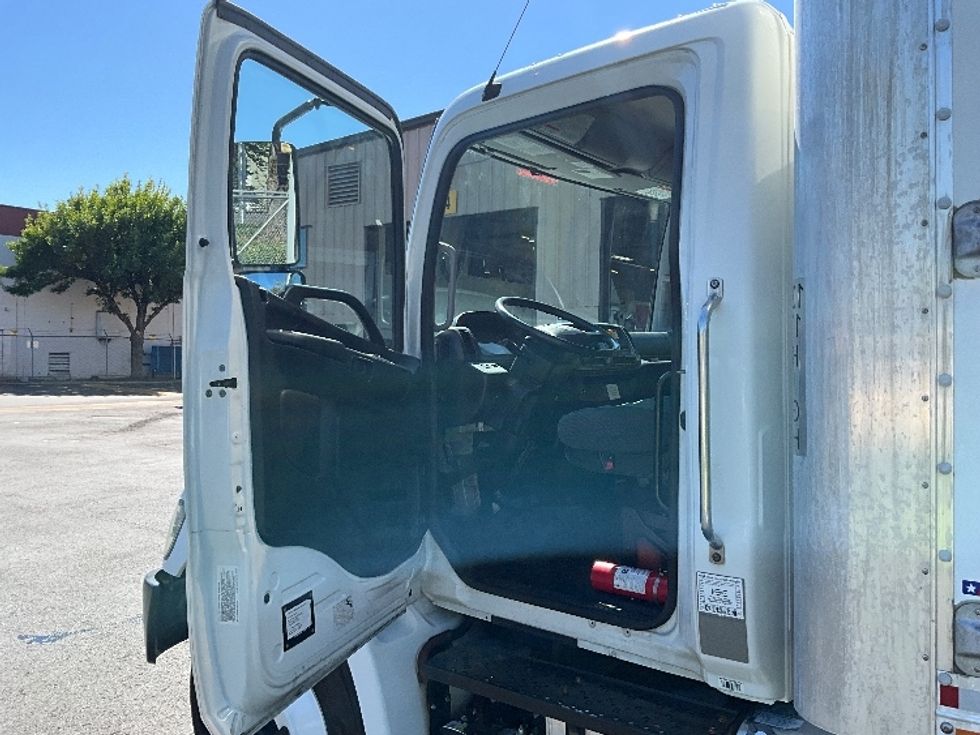 Medium Duty Box Truck-Light and Medium Duty Trucks-Hino-2019-268-Portland-OR-101,660\n\t\tmiles-$ 60,250 - Image 16