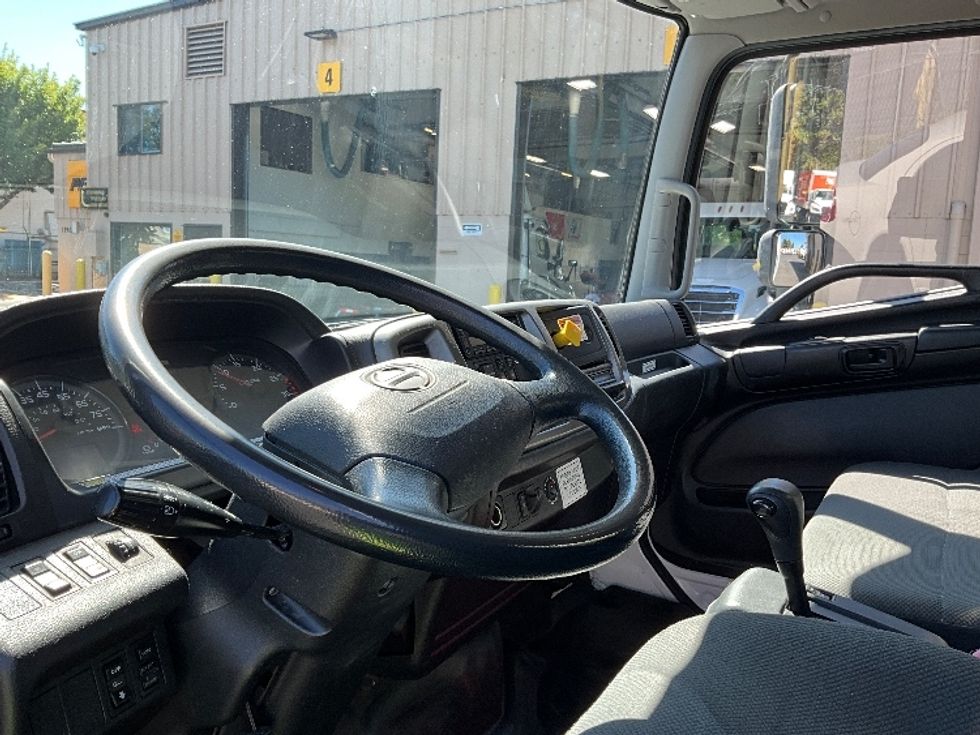 Medium Duty Box Truck-Light and Medium Duty Trucks-Hino-2019-268-Portland-OR-101,660\n\t\tmiles-$ 60,250 - Image 17