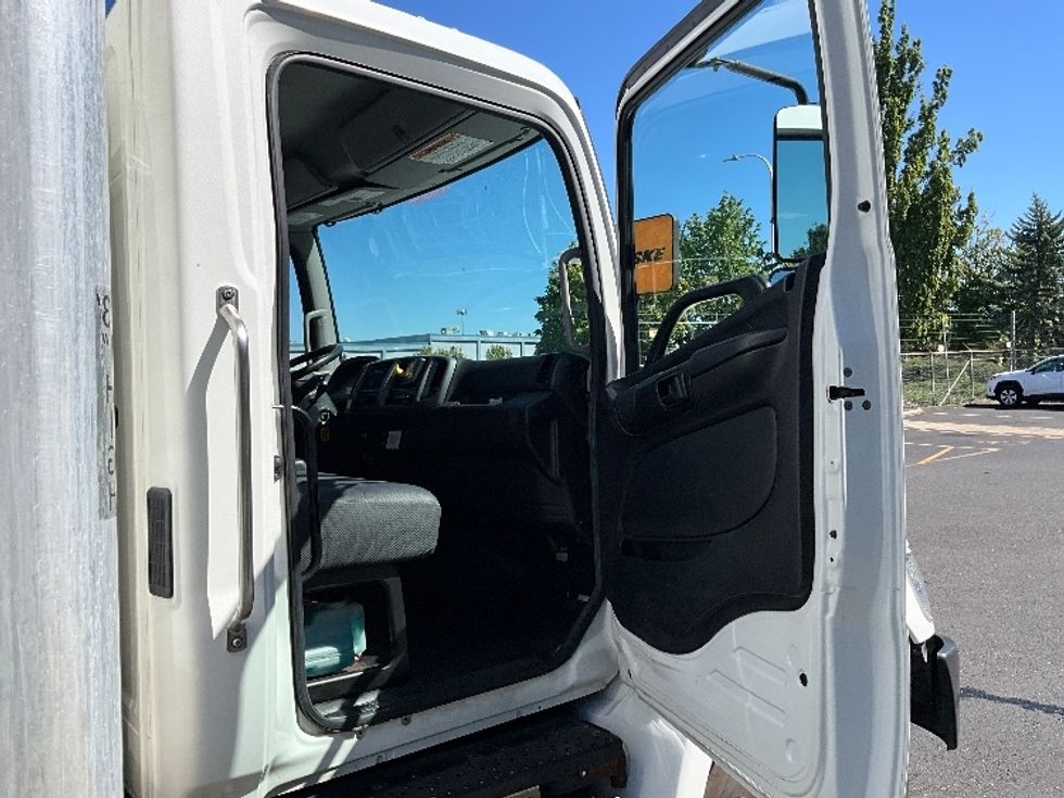 Medium Duty Box Truck-Light and Medium Duty Trucks-Hino-2019-268-Portland-OR-101,660\n\t\tmiles-$ 60,250 - Image 20