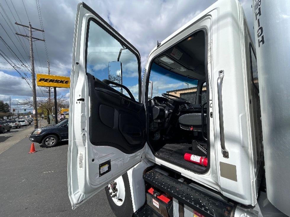 Medium Duty Box Truck-Light and Medium Duty Trucks-Hino-2019-268-Portland-OR-70,848\n\t\tmiles-$ 62,750 - Image 16
