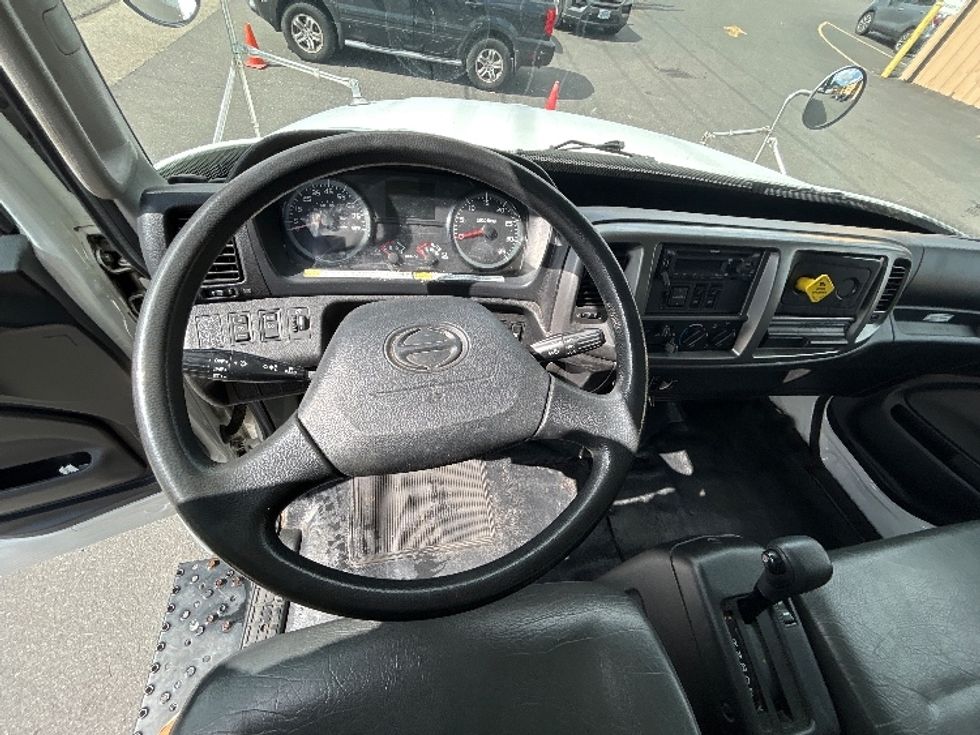 Medium Duty Box Truck-Light and Medium Duty Trucks-Hino-2019-268-Portland-OR-70,848\n\t\tmiles-$ 62,750 - Image 18