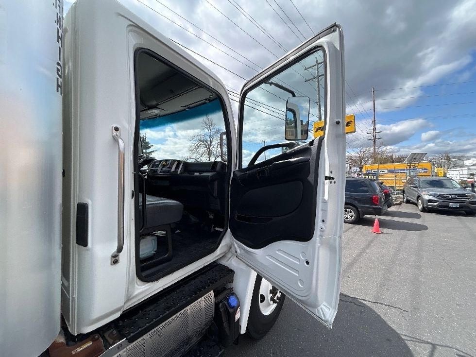 Medium Duty Box Truck-Light and Medium Duty Trucks-Hino-2019-268-Portland-OR-70,848\n\t\tmiles-$ 62,750 - Image 20