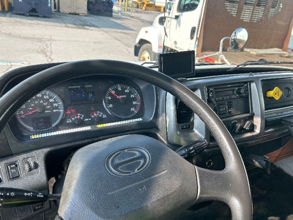 Medium Duty Box Truck-Light and Medium Duty Trucks-Hino-2019-268-Rochester-NY-139,052\n\t\tmiles-$ 36,500 - Image 17
