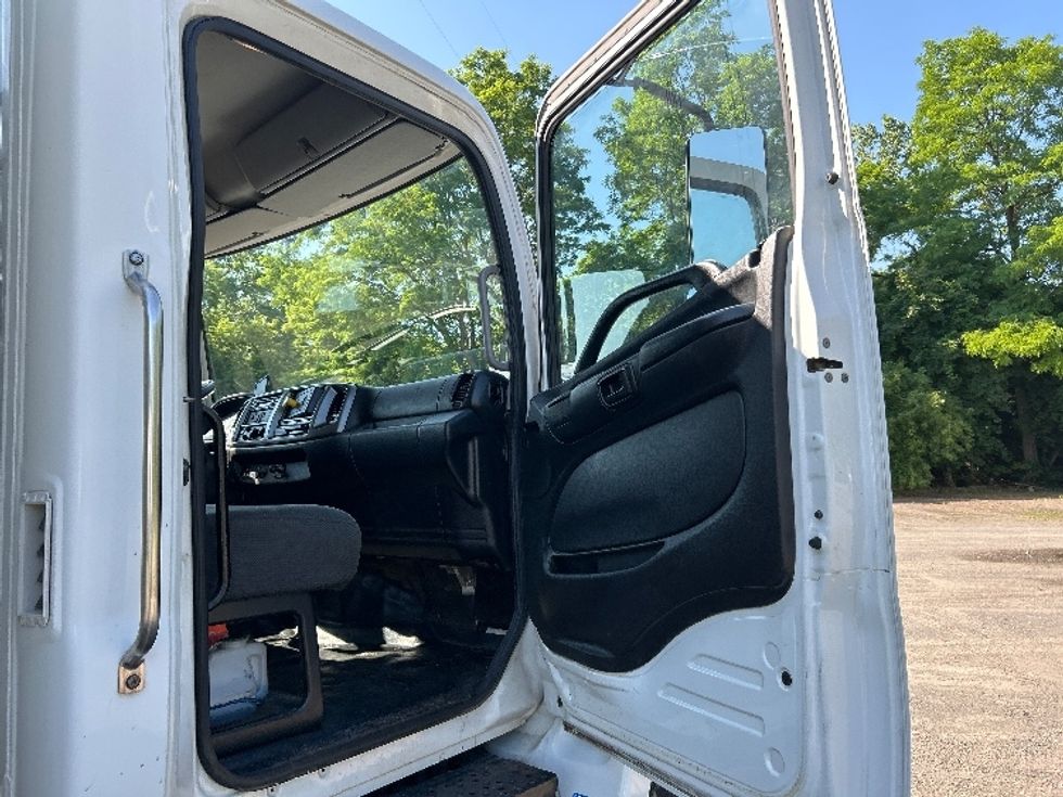 Medium Duty Box Truck-Light and Medium Duty Trucks-Hino-2019-268-Rochester-NY-150,270\n\t\tmiles-$ 36,250 - Image 20